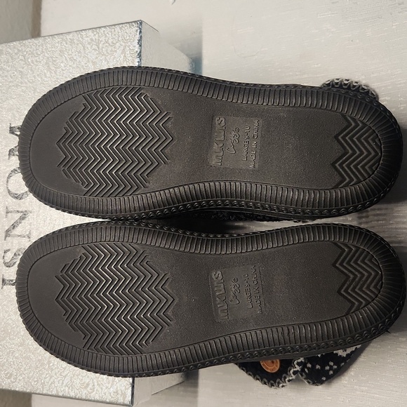 MUK LUKS Size 9-10 BLACK AND WHITE  KNIT BOOTIE SLIPPERS - Picture 9 of 9